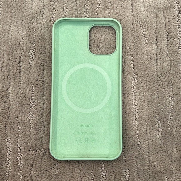 iPhone 13 Pro green case with magnet - Picture 2 of 2